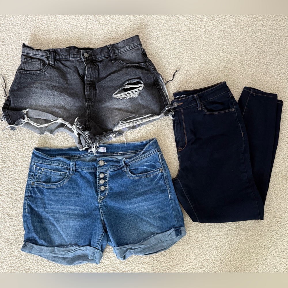 No Boundaries Women's Deep Navy Skinny Jeans and 2 pairs of shorts
